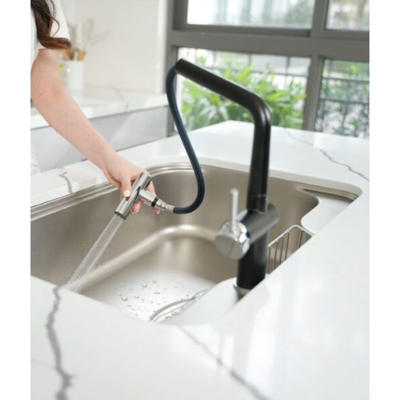 Hình ảnh thực tế vòi rửa bát nóng lạnh Konock Volta Black có dây rút Hình ảnh thực tế vòi rửa bát nóng lạnh Konock Volta Black có dây rút