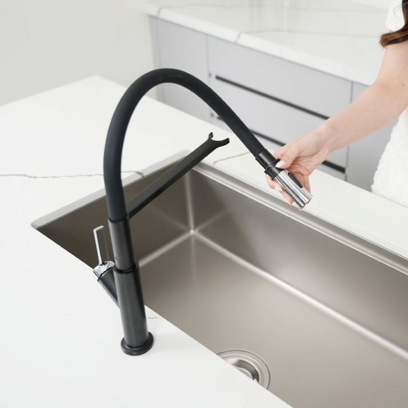 Hình ảnh thực tế vòi rửa bát nóng lạnh Konox Tema Black Hình ảnh thực tế vòi rửa bát nóng lạnh Konox Tema Black