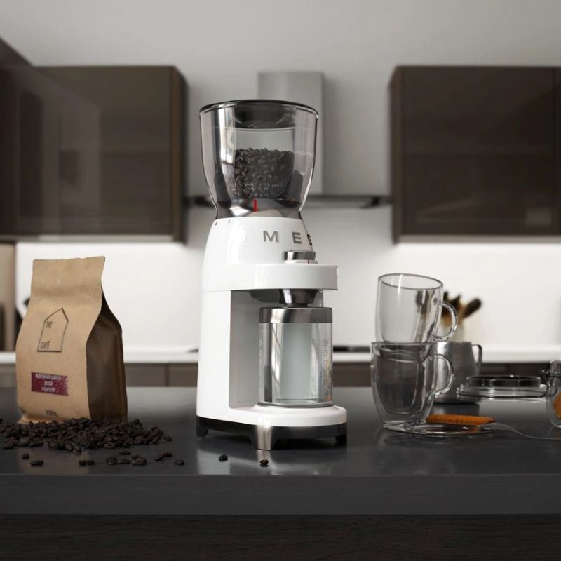 Ảnh máy xay cafe Smeg CGF01WHEU White Ảnh máy xay cafe Smeg CGF01WHEU White