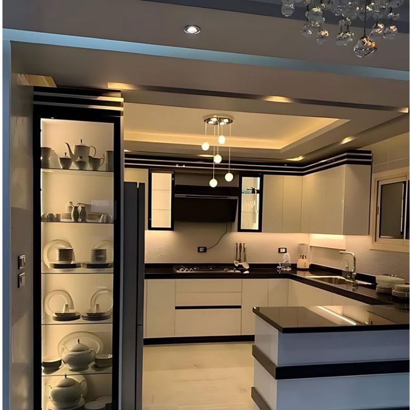 20+ mẫu tủ bếp chữ U thịnh hành nhất 2025 - Kích thước chuẩn, cách bố trí đẹp 19 Bếp chữ U chất liệu inox kết hợp đèn chùm sang trọng, hiện đại