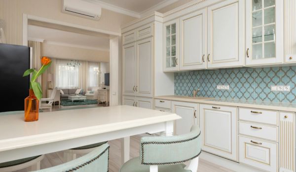Tủ bếp tân cổ điển - Cập nhật chất liệu, xu hướng thiết kế 2025 15 Không gian bếp nhẹ nhàng, nhã nhặn với thiết kế tủ bếp chữ i tân cổ điển