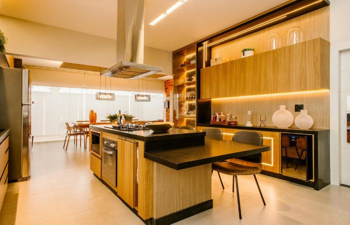 Tủ bếp thông minh: Top mẫu thiết kế HOT – Báo giá tốt 2025 15 Thiết kế bếp có quầy bar mini có thể kéo mở thành bàn ăn dễ dàng