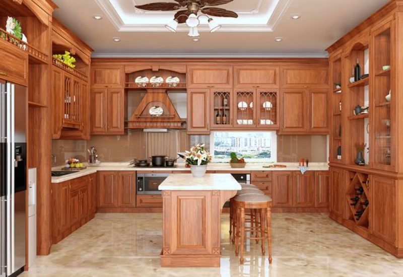 20+ mẫu tủ bếp chữ U thịnh hành nhất 2025 - Kích thước chuẩn, cách bố trí đẹp 13 Tủ bếp gõ đỏ thiết kế chữ U cho nhà biệt thự với bản đảo tăng diện tích cho gian bếp