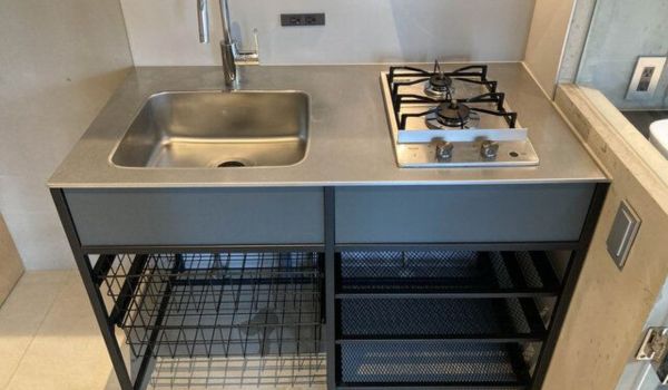 Tủ bếp rời - Top 10 mẫu được yêu thích, thịnh hành nhất 2025 15 Tủ bếp inox có bồn rửa tiện lợi với ngăn chứa đồ ở dưới tại phòng trọ dành cho người đi làm