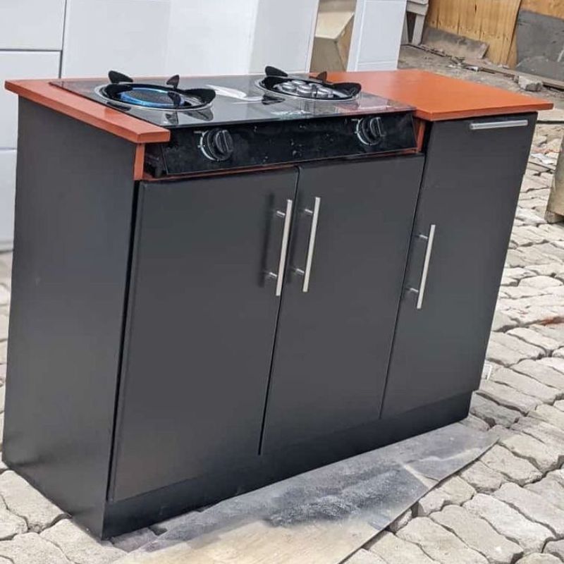 Tủ bếp rời - Top 10 mẫu được yêu thích, thịnh hành nhất 2025 3 Tủ bếp rời bố trí bếp ga và phần hộc tủ lưu trữ dưới tiện dụng, đa năng