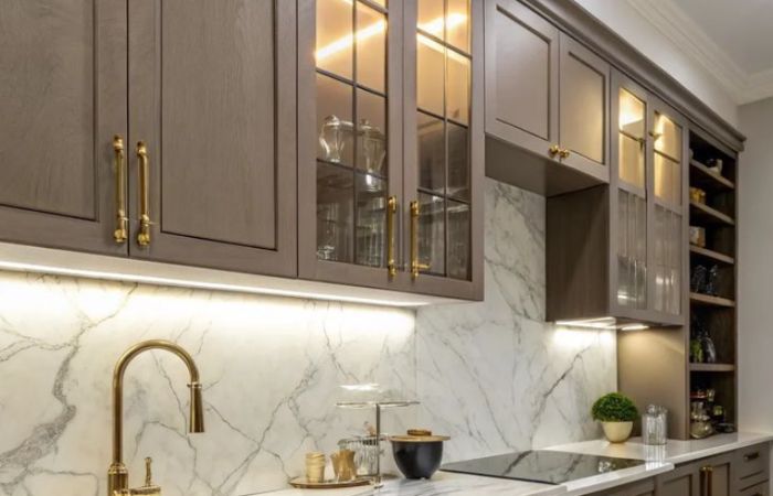 Phân loại tủ bếp treo tường: Kích thước chuẩn, chất liệu bền 7 Tủ bếp thiết kế phong cách tân cổ điển với cánh tủ có tay nắm mạ đồng