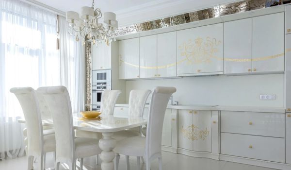 Tủ bếp tân cổ điển - Cập nhật chất liệu, xu hướng thiết kế 2025 2 Tủ bếp với đường nét nhã nhặn, uyển chuyển tạo nên không gian bếp cực kỳ sang trọng